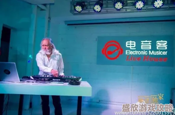 女上男下啪啪吃奶动态图小明最近迷上了健身，每天坚持锻炼两个小时