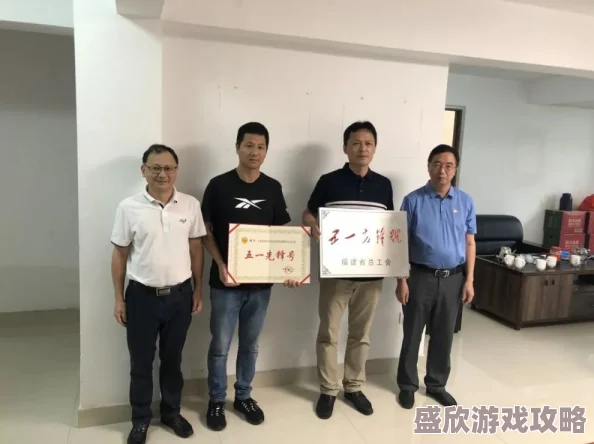 波多野结衣办公室职员她在公司里担任行政助理工作，负责文件管理和会议安排