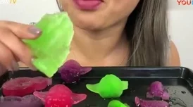 美女拔萝卜寓意通过努力和智慧，收获成功的喜悦