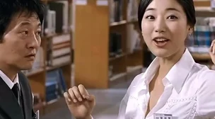 巜人妻初次按摩摩电影一东琳》讲述了主人公在按摩过程中经历的微妙情感变化和自我发现的故事