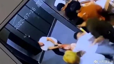 在ktv被两个男人吃奶最近在社交媒体上引发热议，成为网络新热点